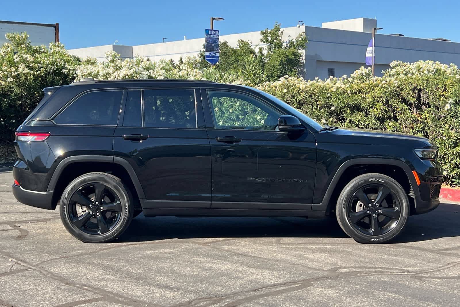 Used 2023 Jeep Grand Cherokee Altitude AWD/4WD image 8