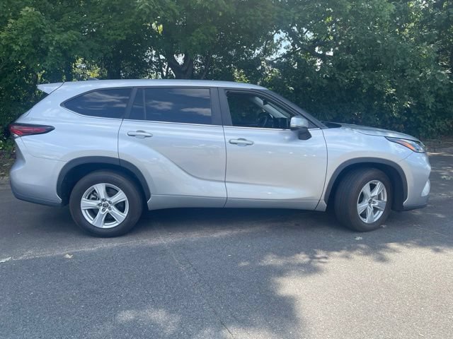 Used 2024 Toyota Highlander LE FWD image 6