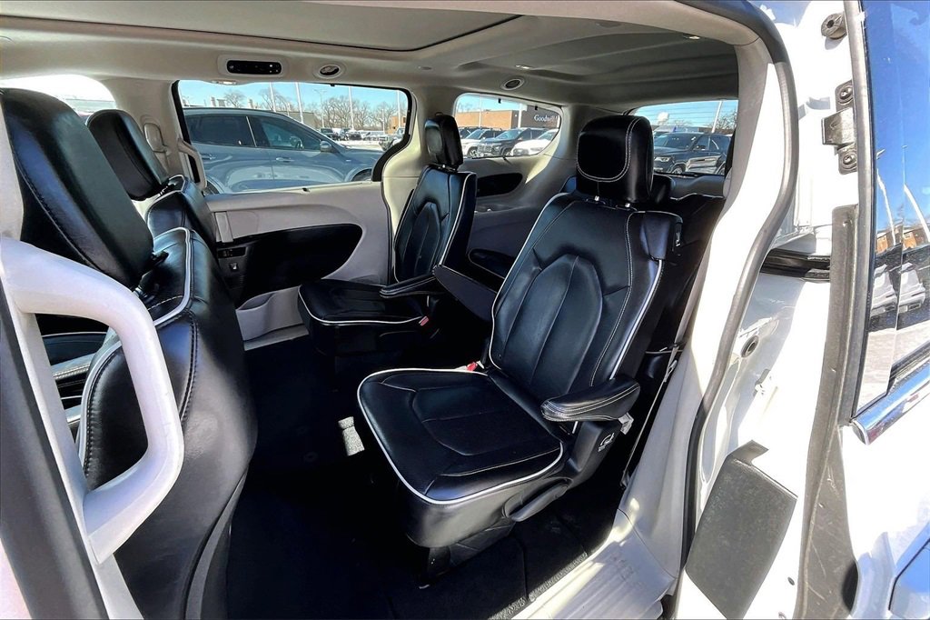Used 2023 Chrysler Pacifica Limited image 25