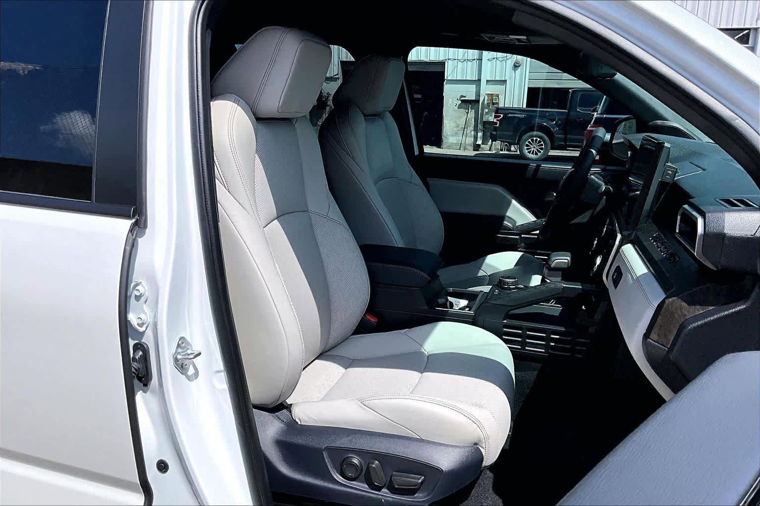 Used 2025 Toyota Tacoma Limited AWD/4WD image 11
