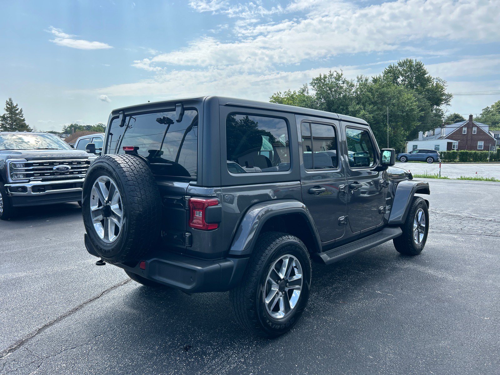 Used 2022 Jeep Wrangler Unlimited Sahara w/ Cold Weather Group AWD/4WD image 16