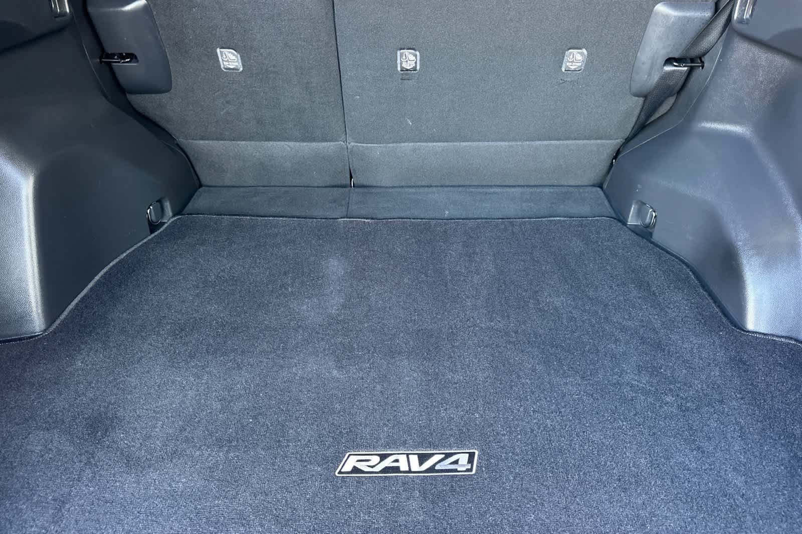 Used 2022 Toyota RAV4 XLE w/ Convenience Package AWD/4WD image 16