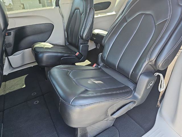 Used 2024 Chrysler Pacifica Touring-L FWD image 14