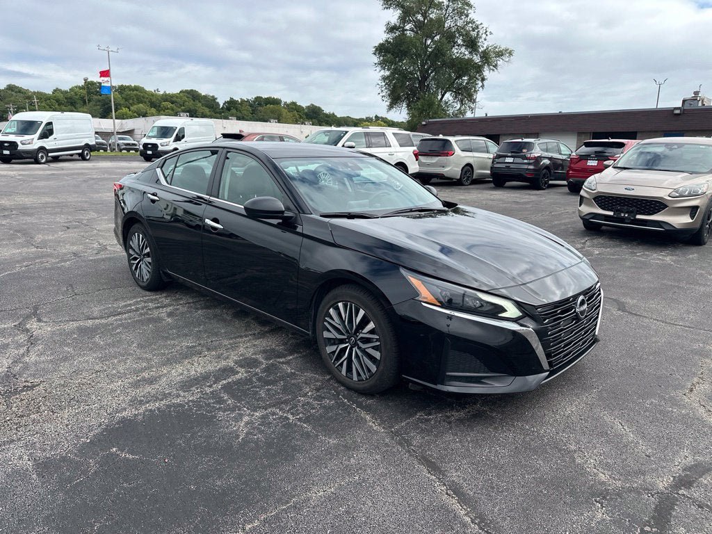 Used 2024 Nissan Altima 2.5 SV FWD image 3