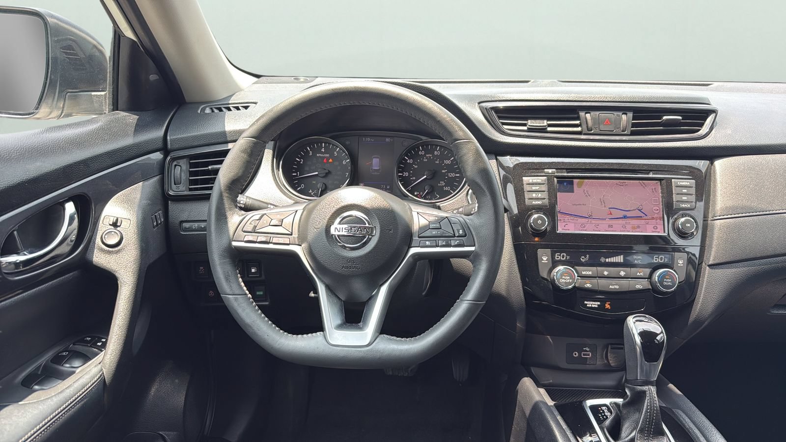 Used 2018 Nissan Rogue SV w/ Premium Package FWD image 12