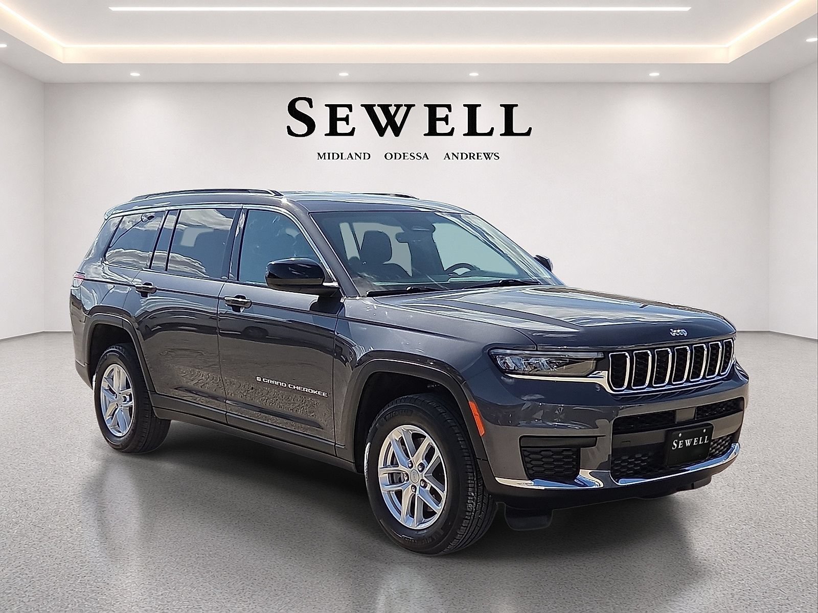 Used 2025 Jeep Grand Cherokee L Laredo RWD image 6
