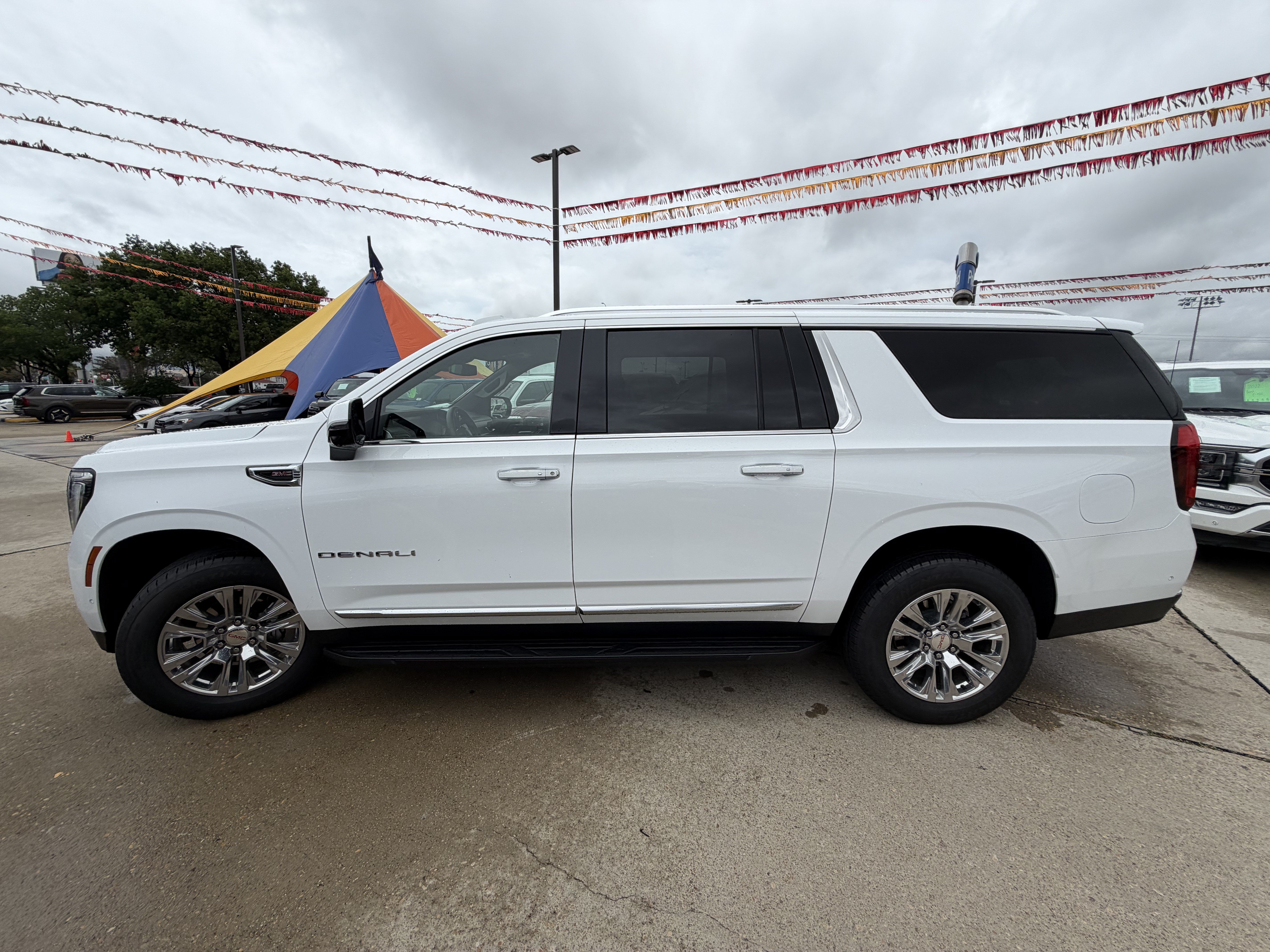 Used 2025 GMC Yukon XL Denali AWD/4WD image 14
