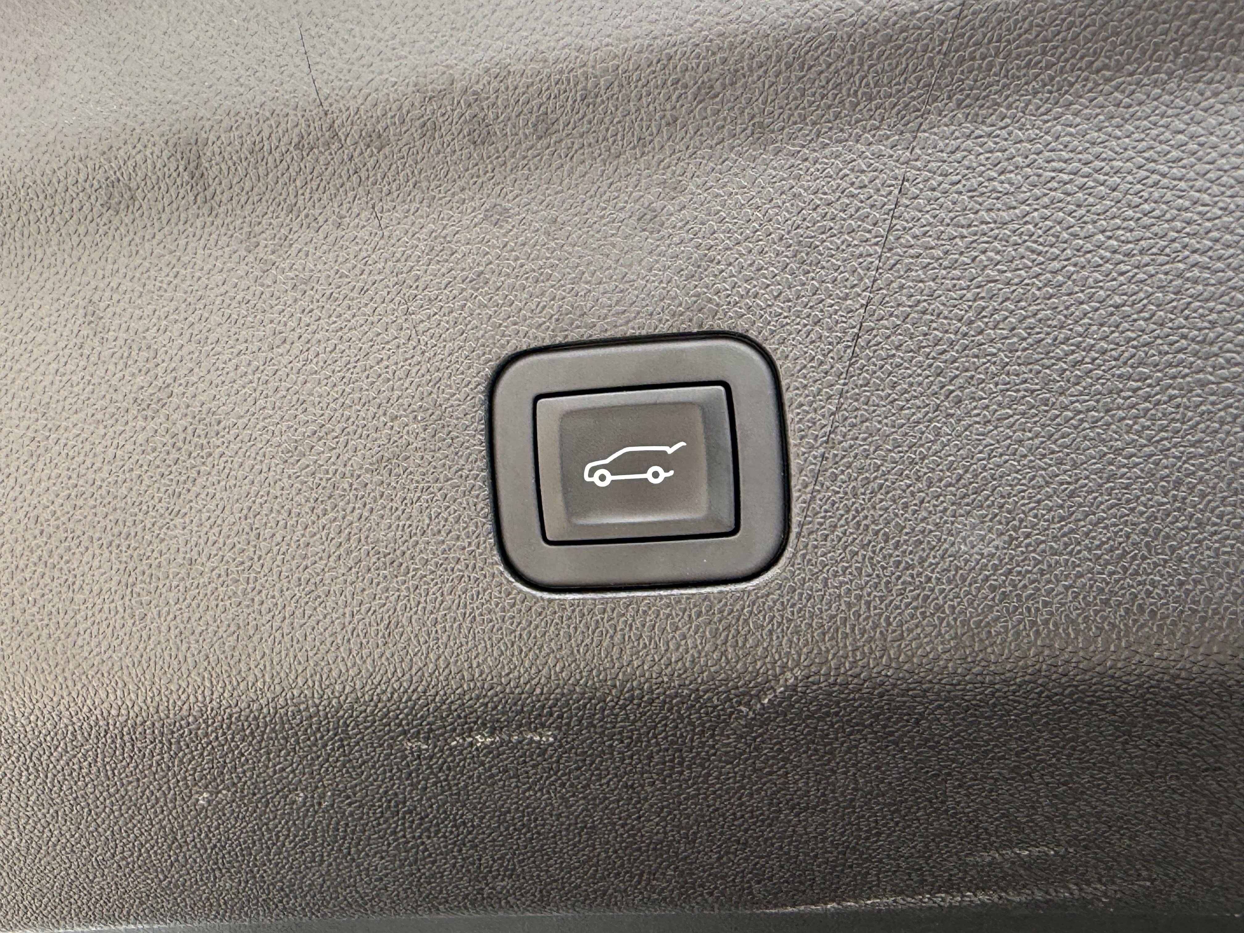 Used 2025 GMC Yukon XL Denali AWD/4WD image 12