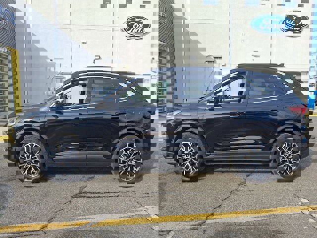 Certified 2024 Ford Escape SE w/ PHEV Premium Package image 3