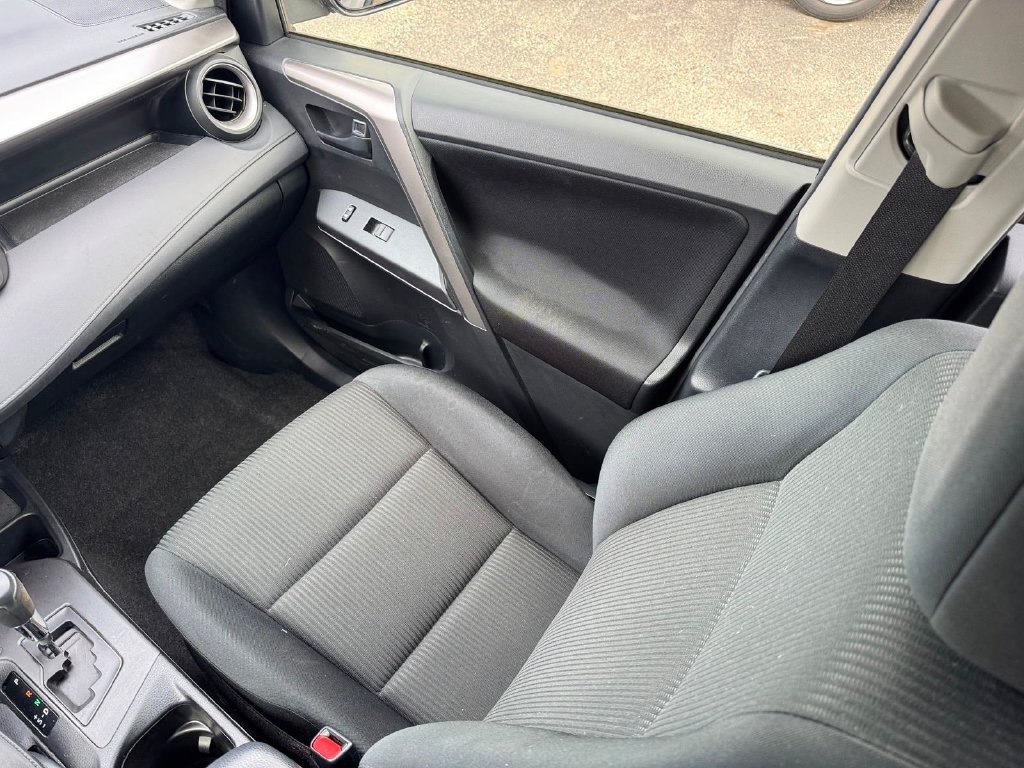 Used 2018 Toyota RAV4 LE w/ All Weather Liner Package FWD image 18