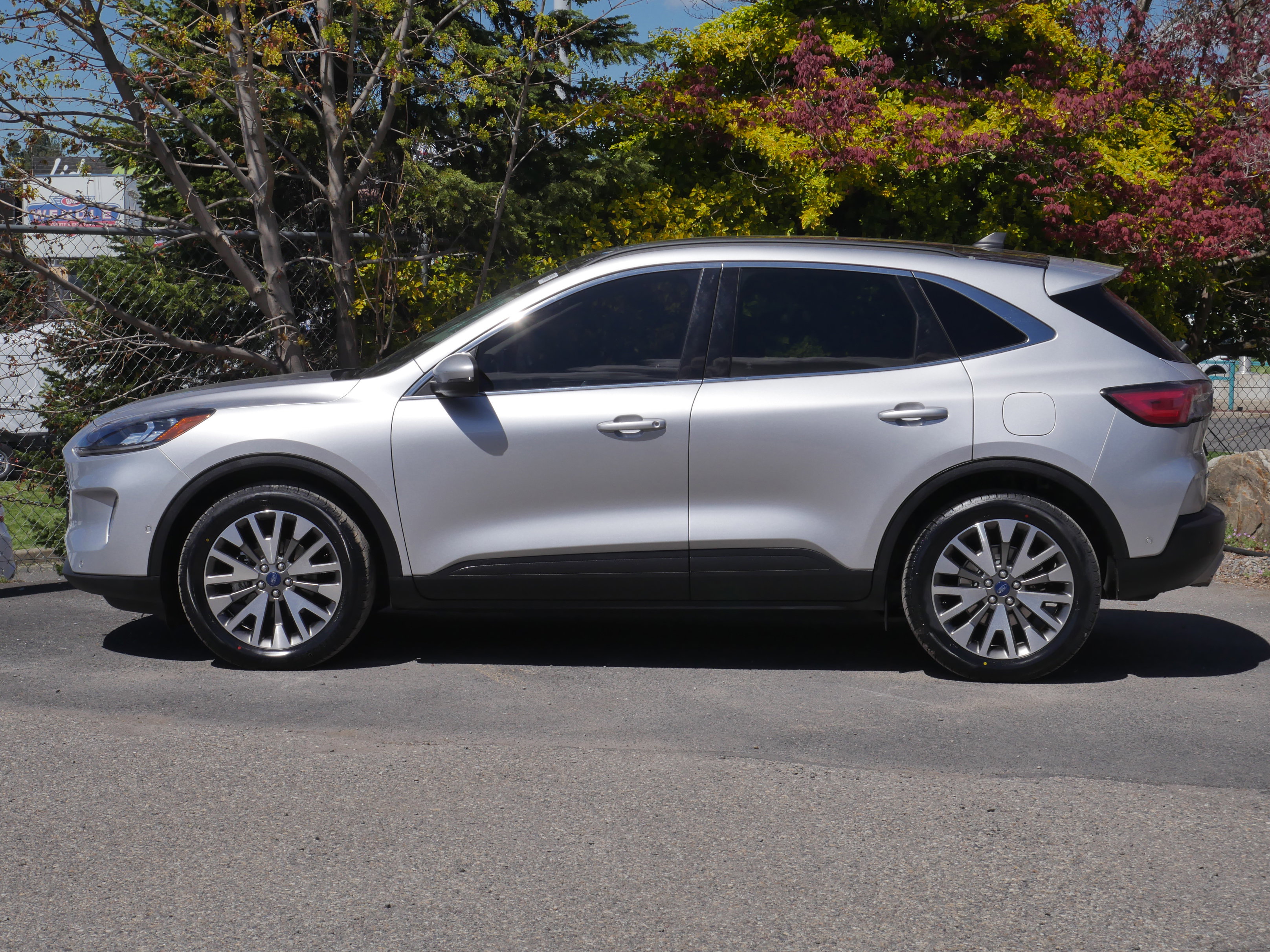 Certified 2020 Ford Escape Titanium w/ Titanium Premium Package 2.0 AWD/4WD image 18