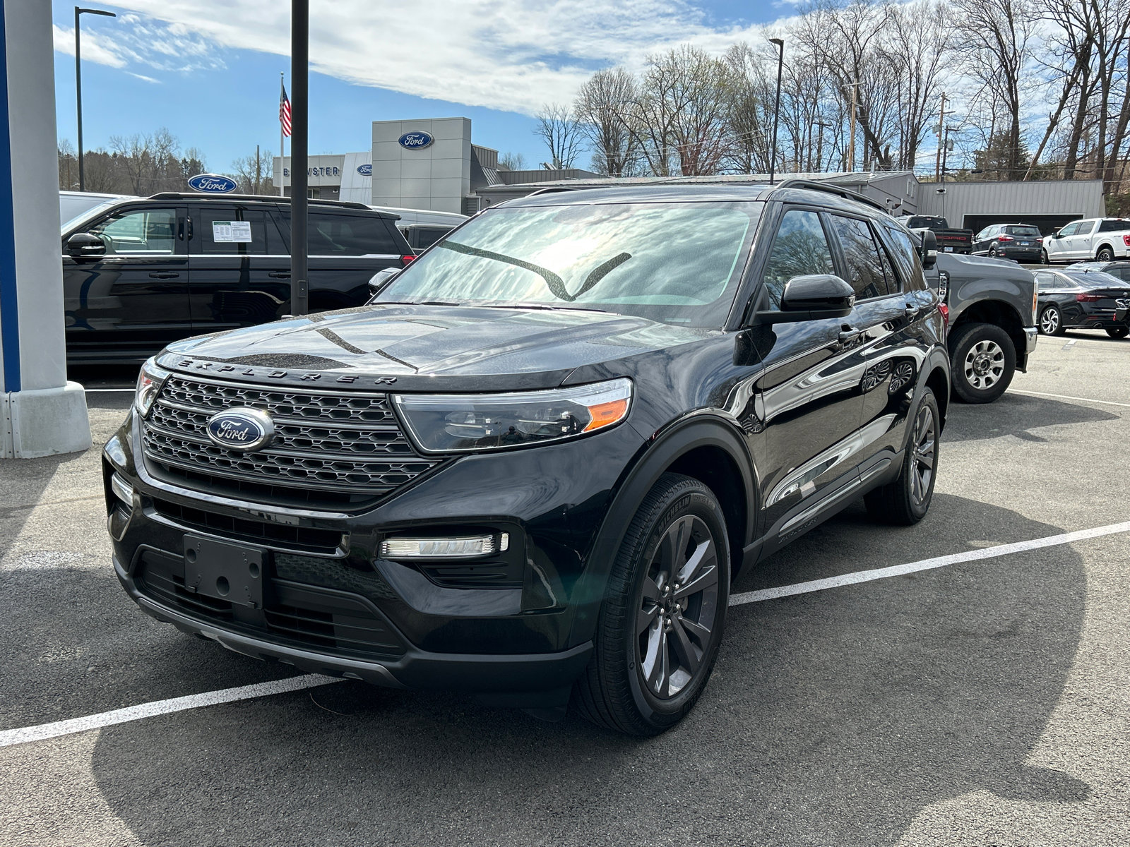 Certified 2023 Ford Explorer XLT w/ Equipment Group 202A AWD/4WD image 3