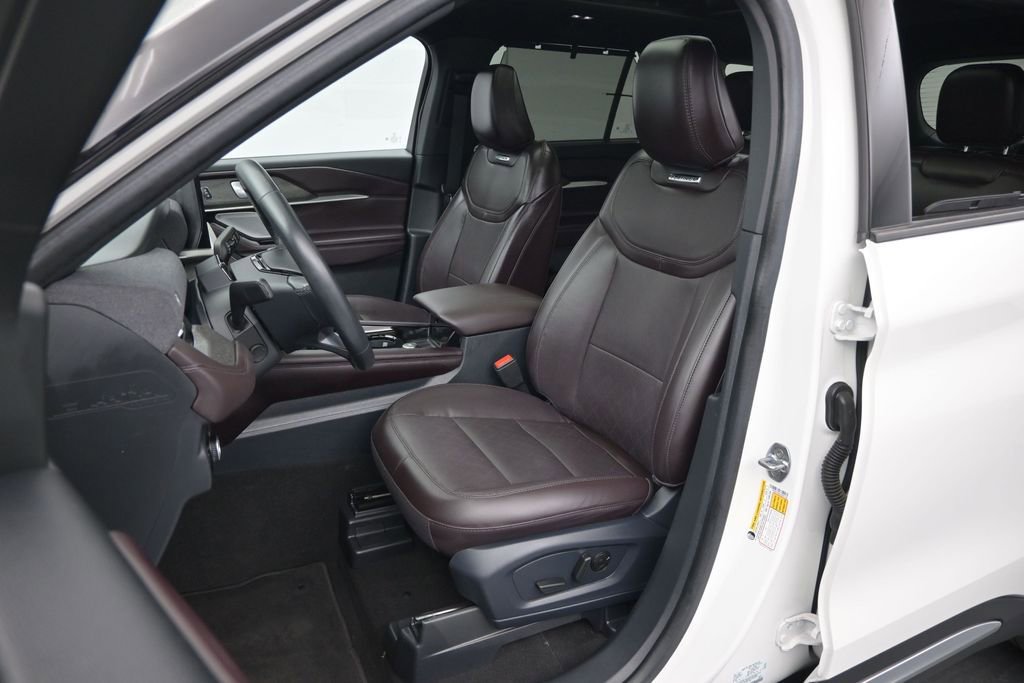 Certified 2025 Ford Explorer Platinum RWD image 19