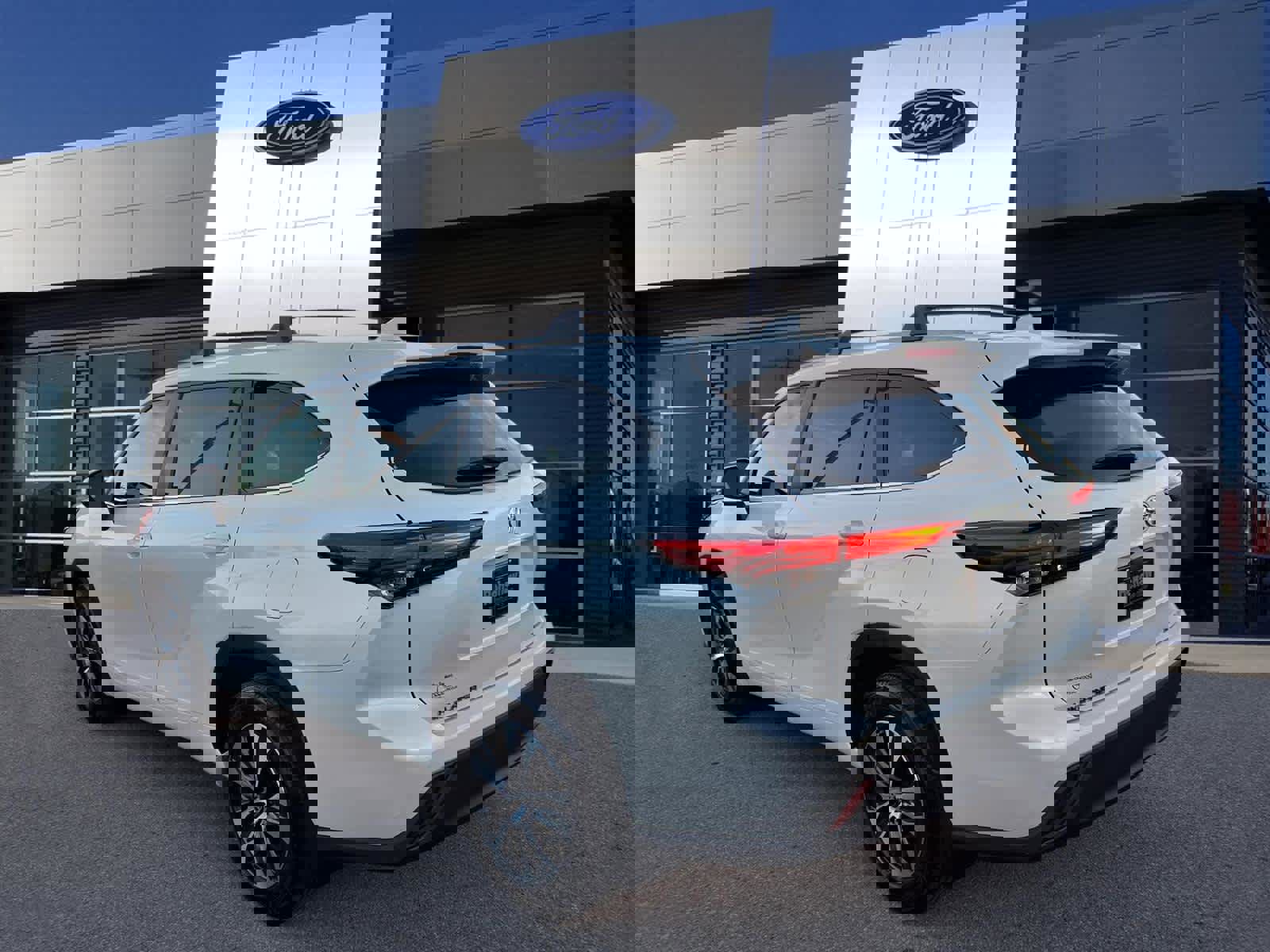 Used 2023 Toyota Highlander XLE image 3