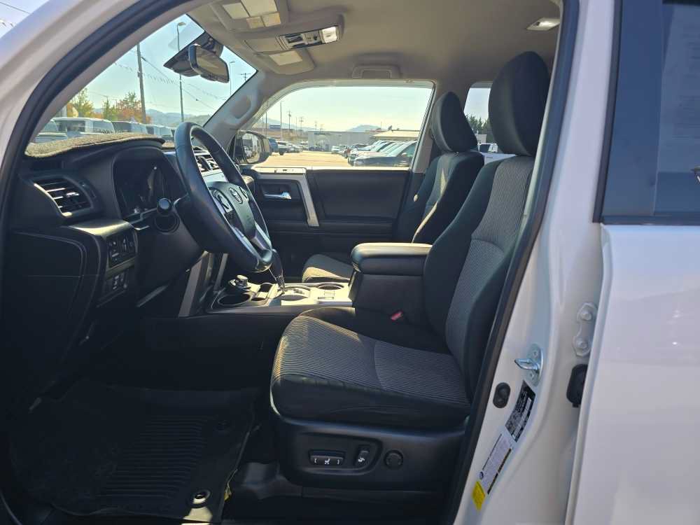 Used 2022 Toyota 4Runner SR5 AWD/4WD image 9