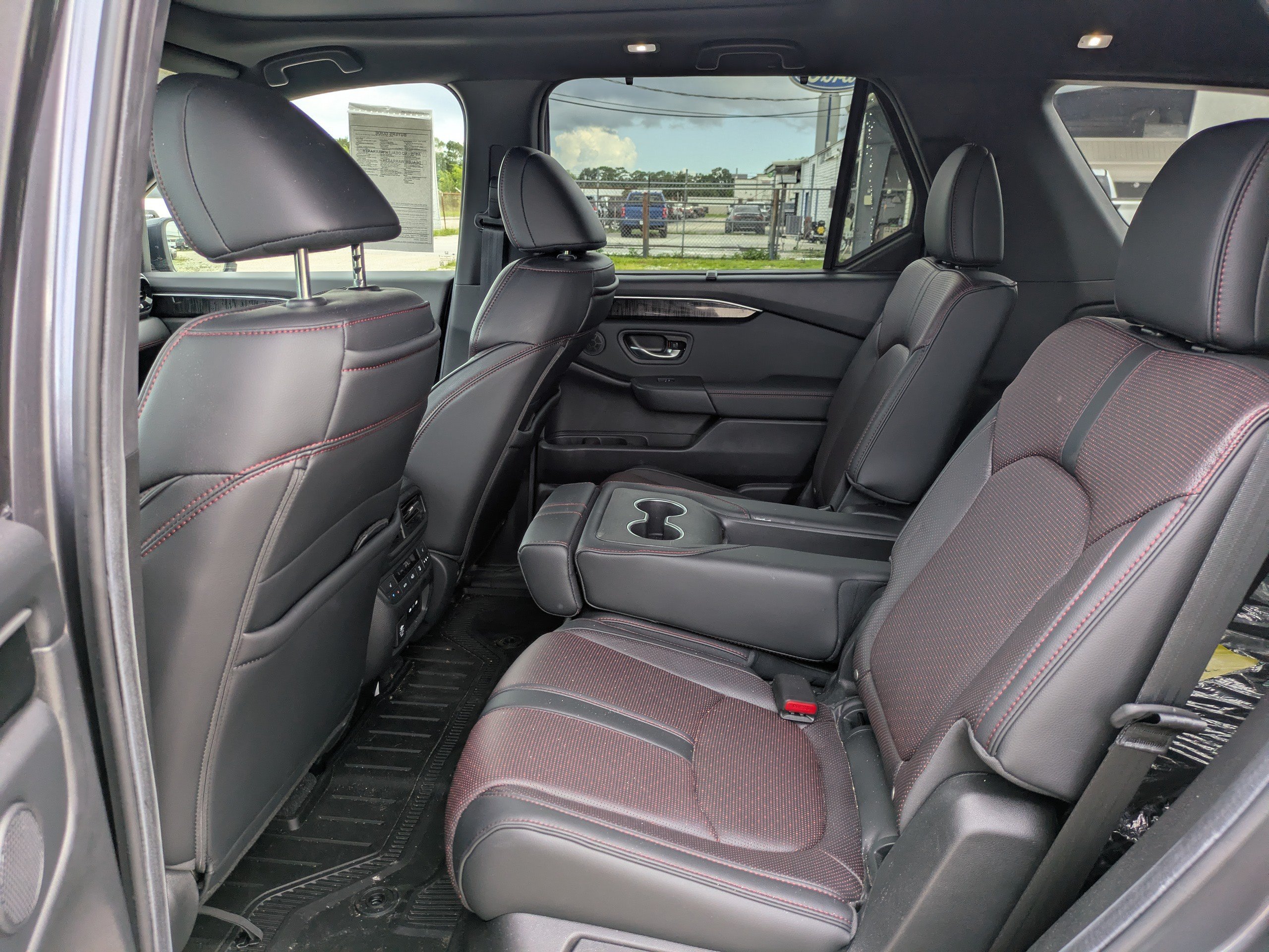 Used 2025 Honda Pilot Black Edition image 13