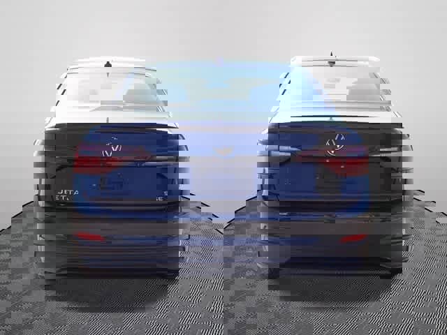 Used 2024 Volkswagen Jetta SE image 3