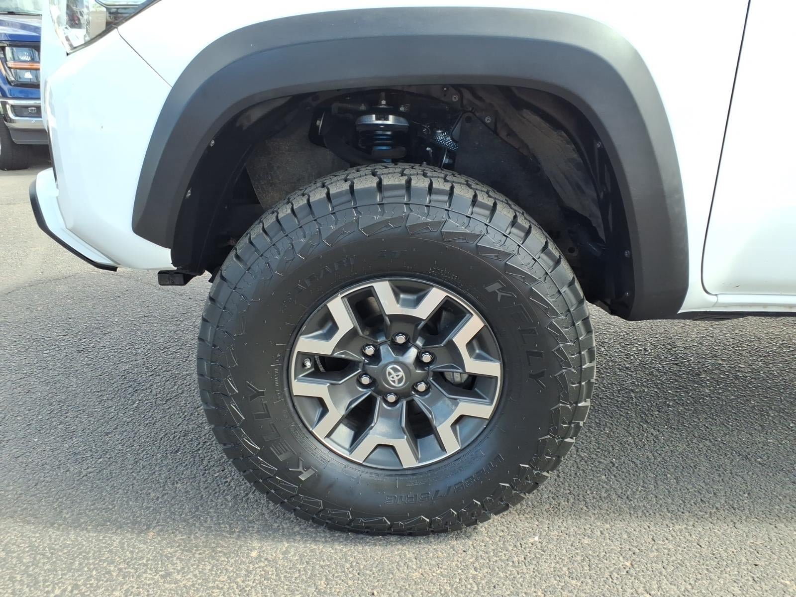 Used 2017 Toyota Tacoma TRD Off-Road w/ Premium & Technology Package AWD/4WD image 9