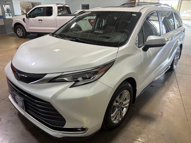 Used 2022 Toyota Sienna Platinum AWD/4WD image 6
