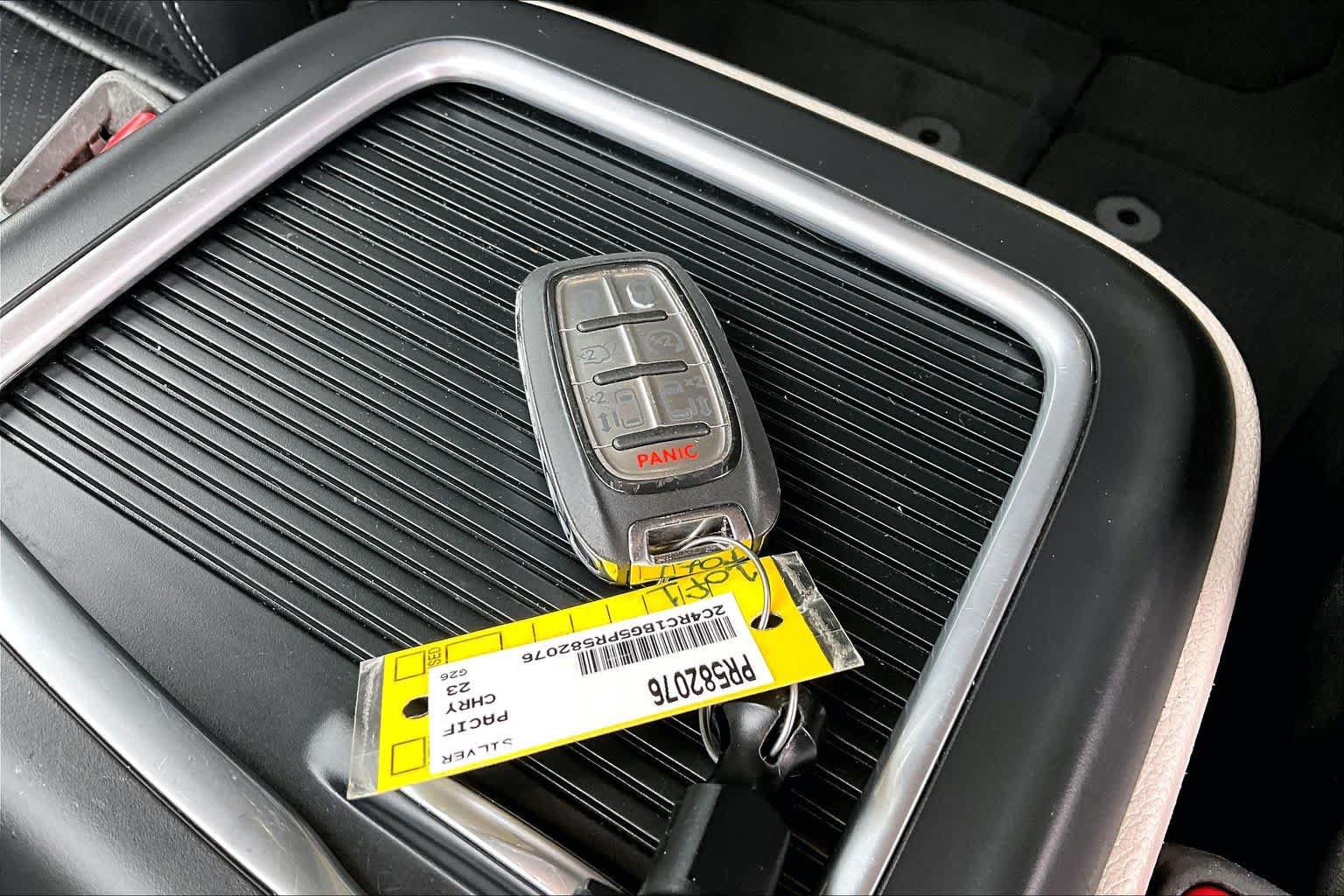 Used 2023 Chrysler Pacifica Touring-L FWD image 15