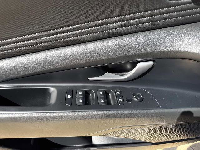 Used 2022 Hyundai Elantra Limited image 24