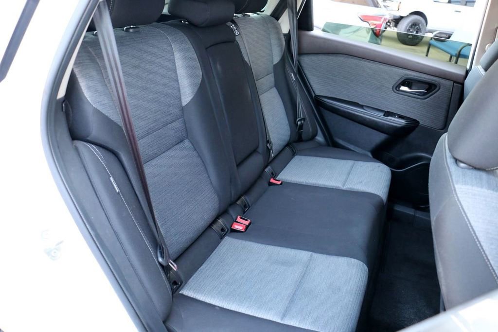 Used 2023 Nissan Rogue SV image 28