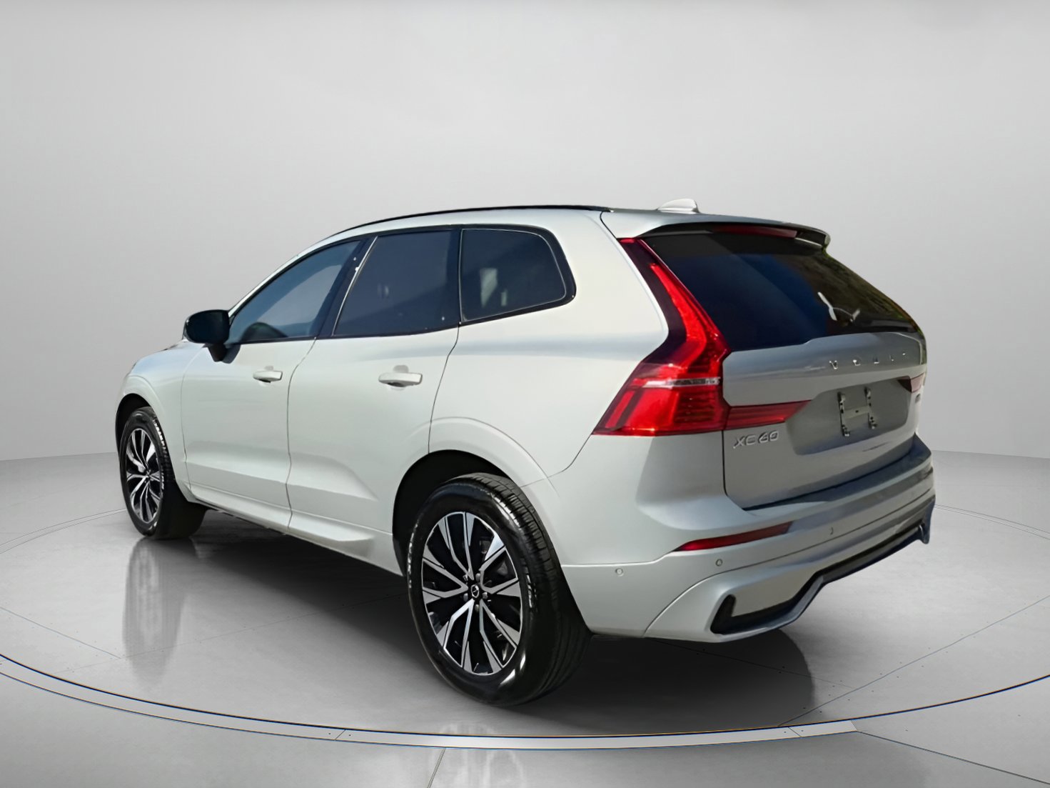 Used 2025 Volvo XC60 B5 Plus image 14