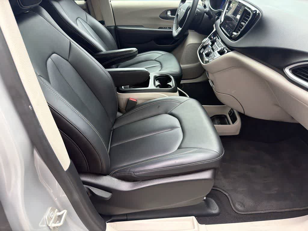 Used 2024 Chrysler Pacifica Touring-L FWD image 12