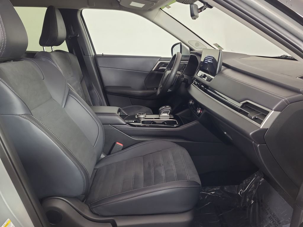 Used 2025 Mitsubishi Outlander AWD image 22