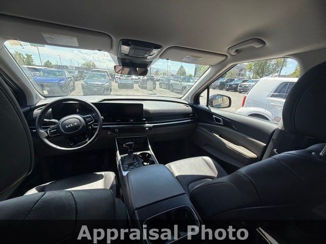Used 2025 Kia Carnival FWD image 11