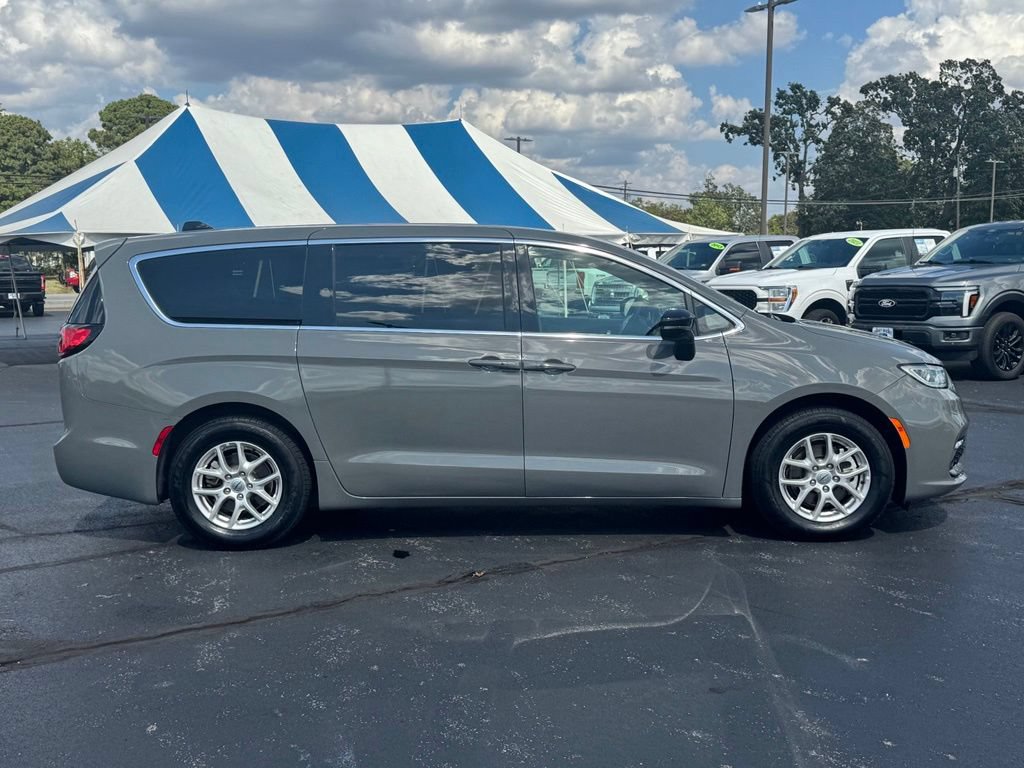 Used 2025 Chrysler Pacifica Select FWD image 21