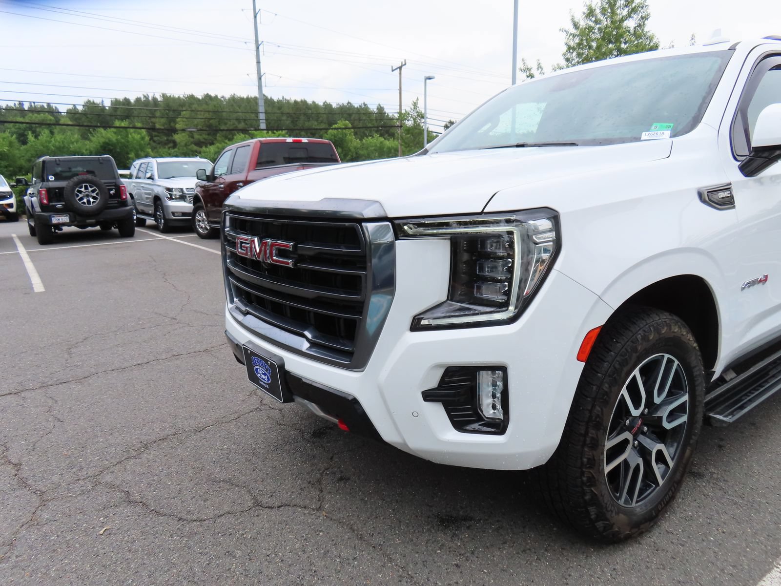 Used 2024 GMC Yukon XL AT4 w/ AT4 Premium Package AWD/4WD image 9