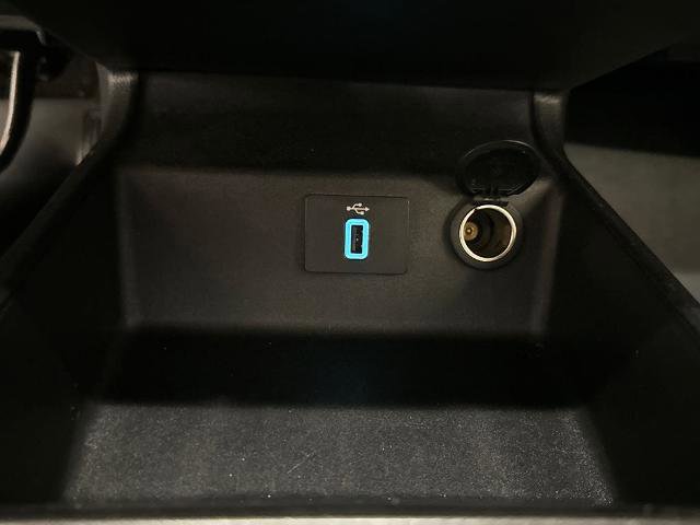 Certified 2018 Ford Fusion SE w/ Fusion SE Technology Package FWD image 29