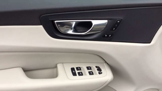 Used 2022 Volvo XC60 B5 Momentum w/ Climate Package image 18