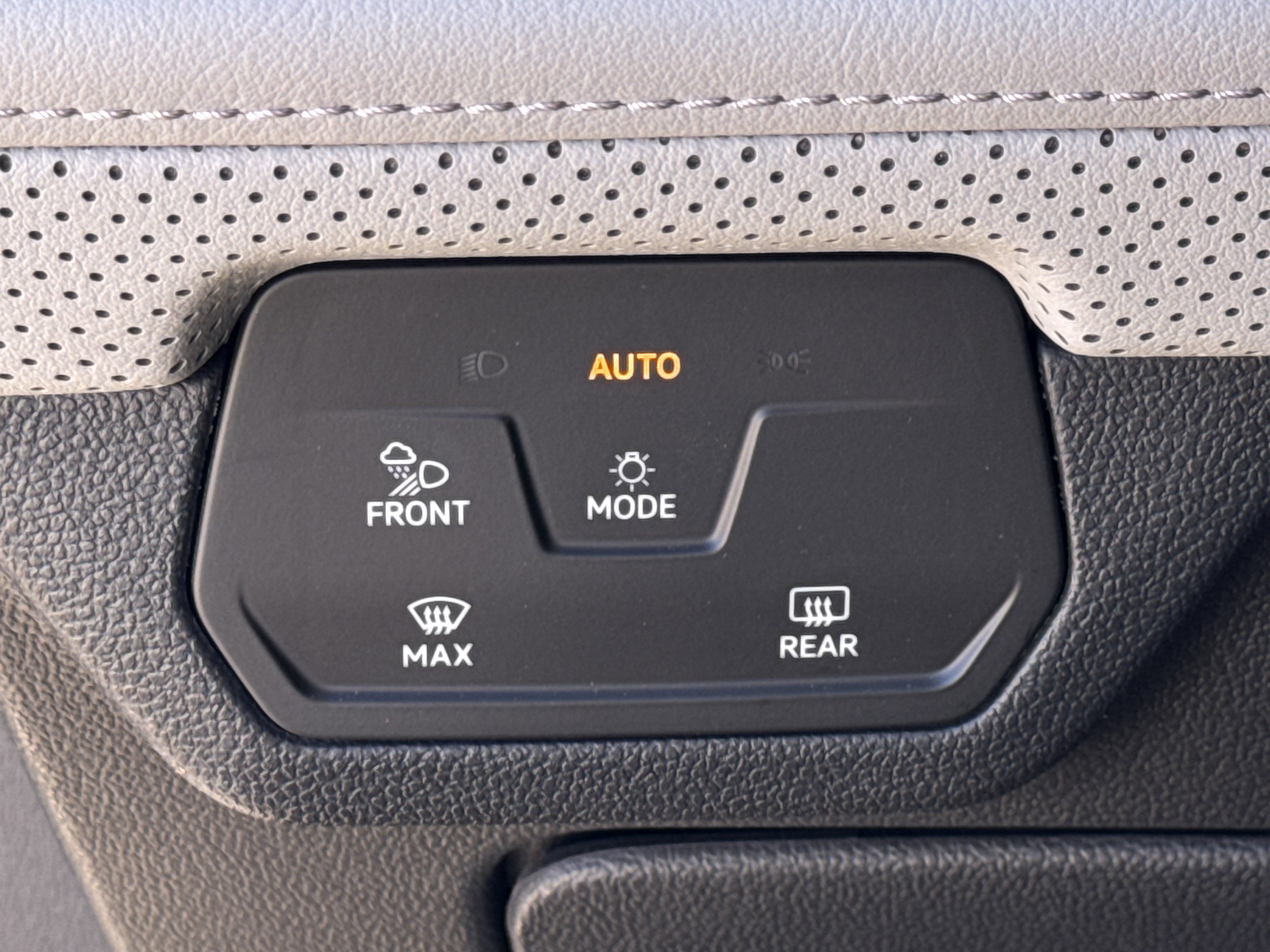 Used 2024 Volkswagen Atlas Peak Edition SE image 26