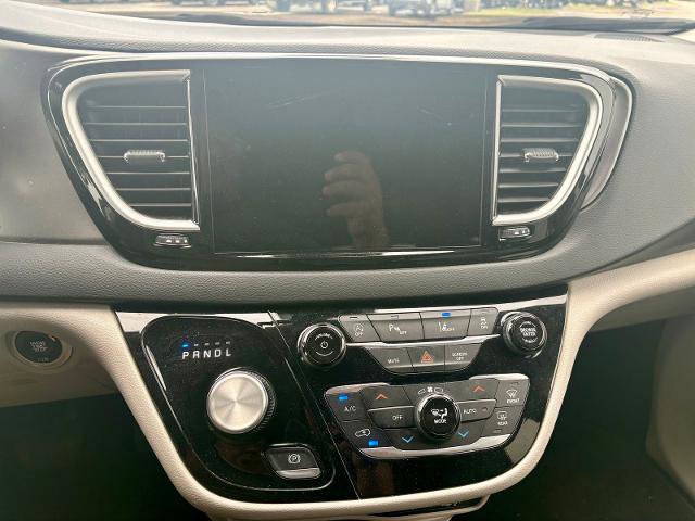 Used 2024 Chrysler Pacifica Touring-L FWD image 19