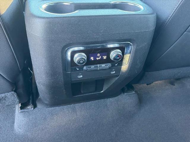 Used 2022 GMC Yukon XL SLT w/ SLT Premium Package image 12