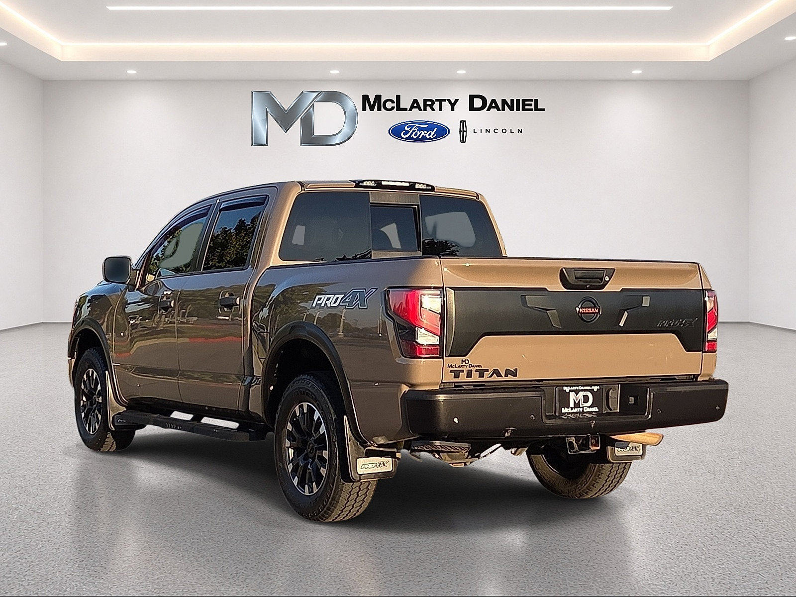 Used 2021 Nissan Titan PRO-4X w/ Pro-4x Convenience Package AWD/4WD image 4
