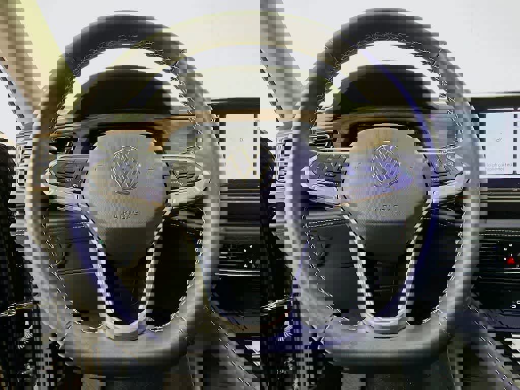 Used 2025 Volkswagen Atlas SE image 16