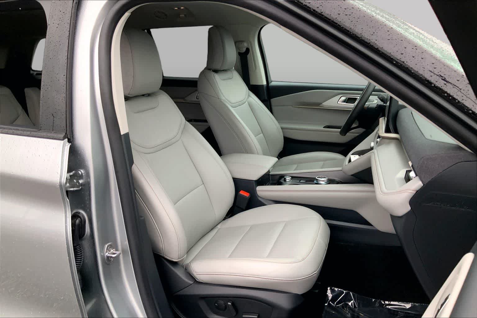 Certified 2025 Ford Explorer Active w/ Active Comfort Package RWD image 9