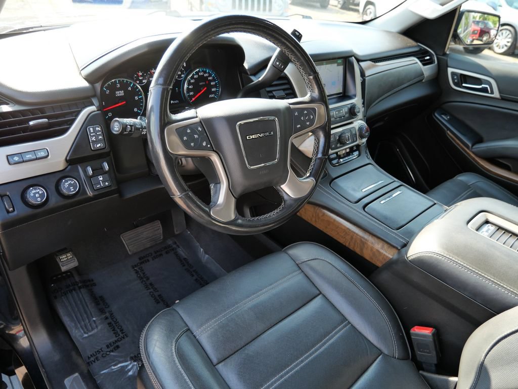 Used 2019 GMC Yukon XL Denali w/ Denali Ultimate Black Edition AWD/4WD image 3