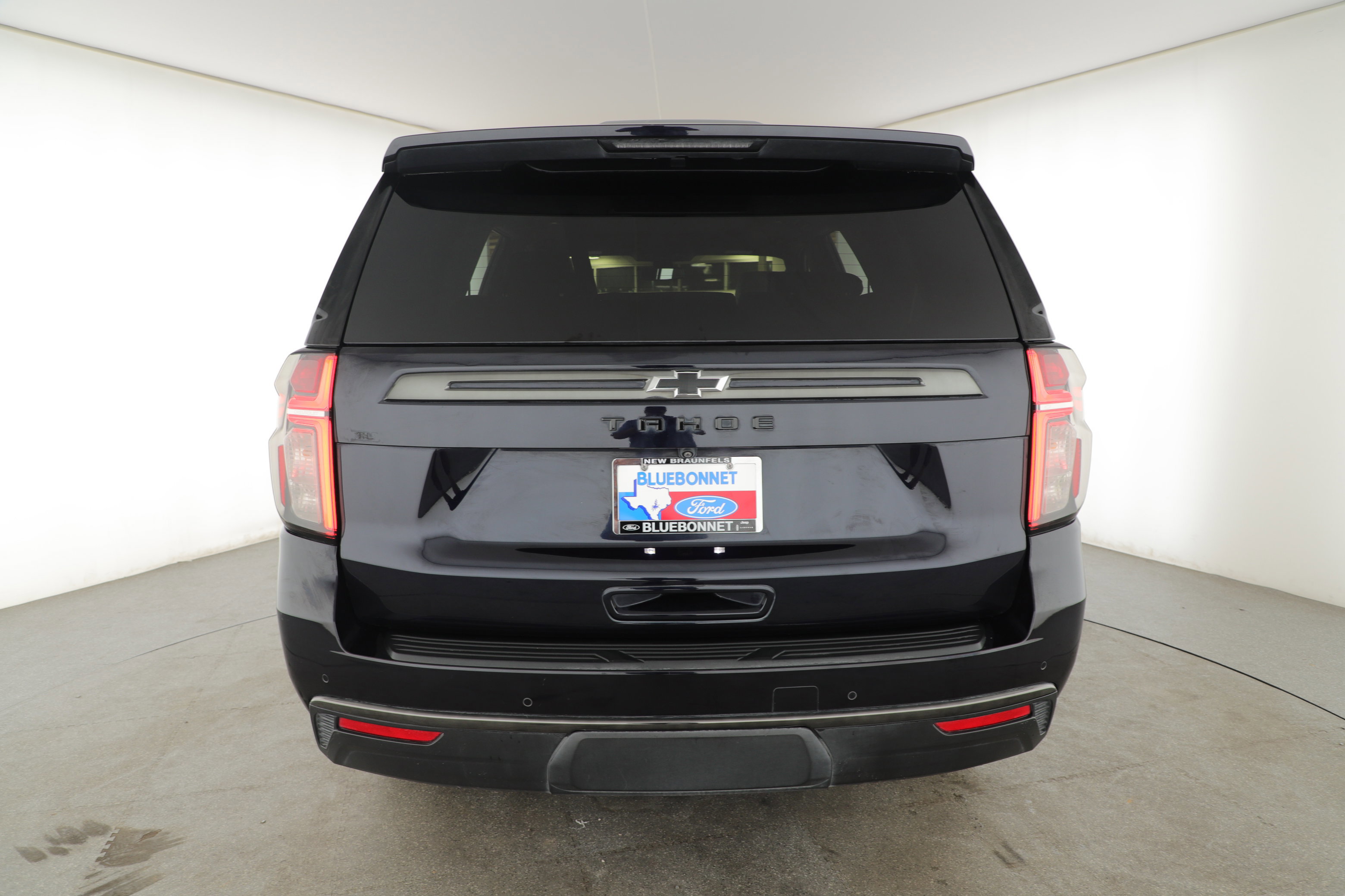 Used 2022 Chevrolet Tahoe Z71 w/ Luxury Package image 2