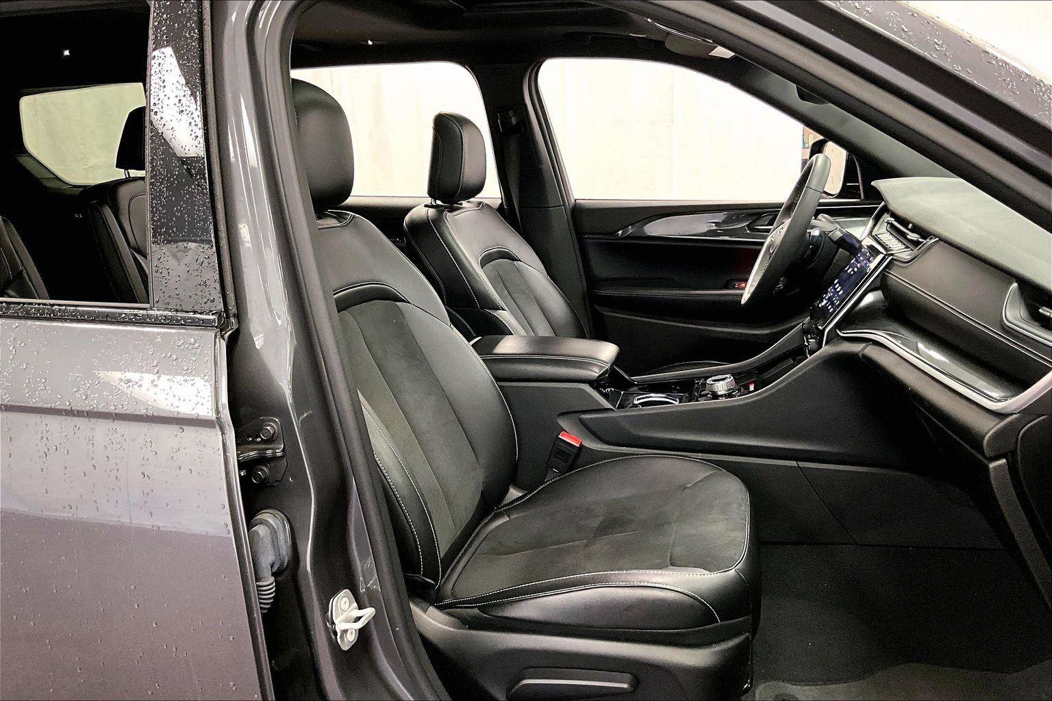 Used 2023 Jeep Grand Cherokee L Laredo image 7