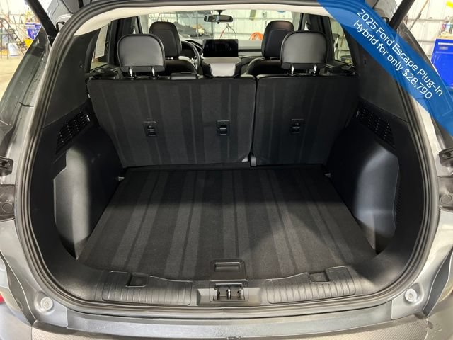 Certified 2025 Ford Escape SE w/ Class II Trailer Tow Package FWD image 18