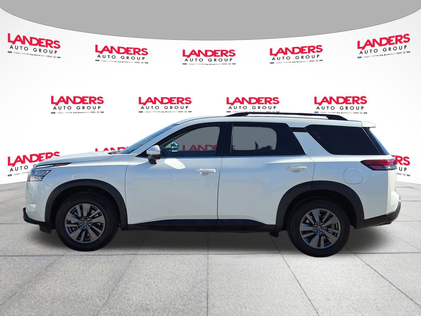 Used 2024 Nissan Pathfinder SV image 2