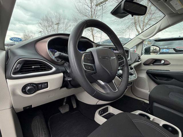 Used 2023 Chrysler Voyager LX image 12