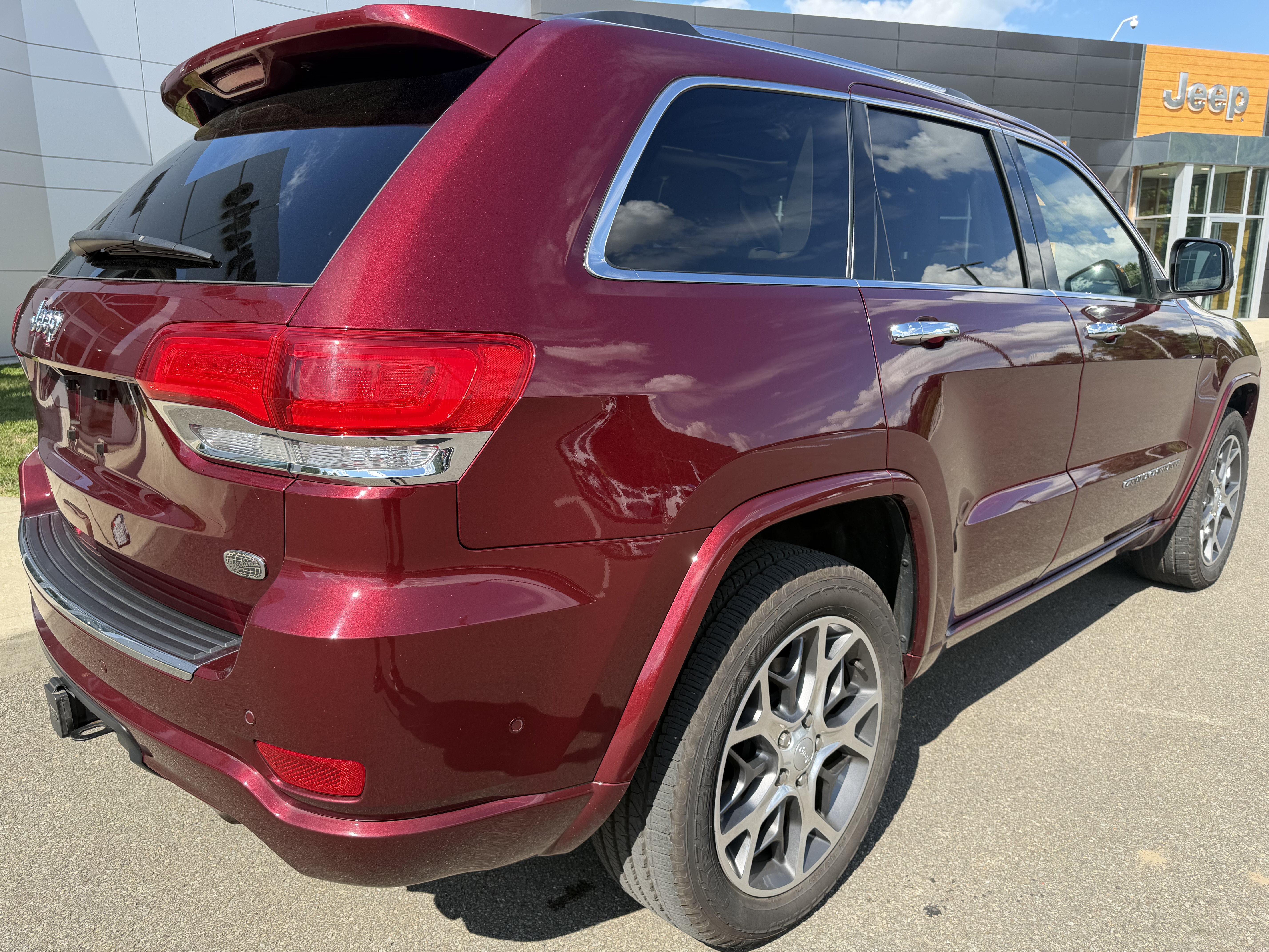 Used 2021 Jeep Grand Cherokee Overland AWD/4WD image 3