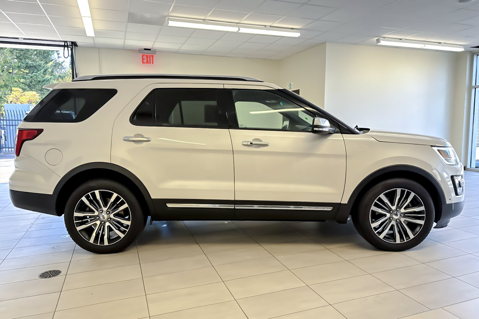 Certified 2017 Ford Explorer Platinum AWD/4WD image 3