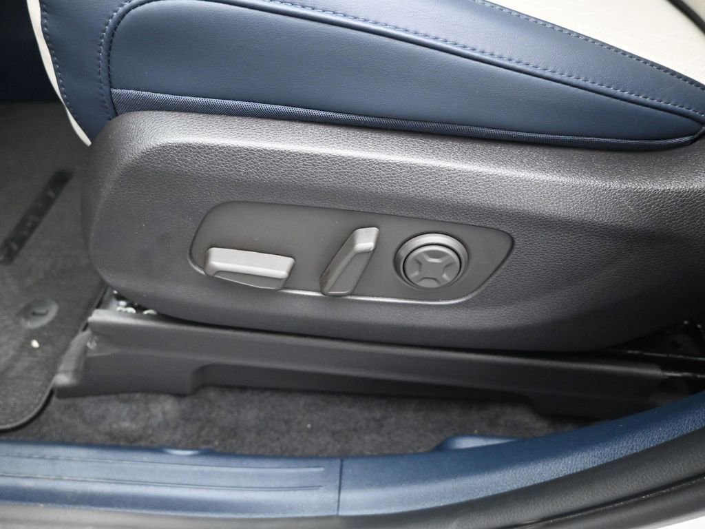 Used 2025 Kia Carnival EX image 10