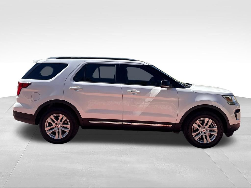 Certified 2018 Ford Explorer XLT w/ Equipment Group 201A AWD/4WD image 10